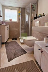 Souterrain: Badezimmer