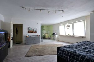 Souterrain: Blick in den Wohn-/Küchenbereich