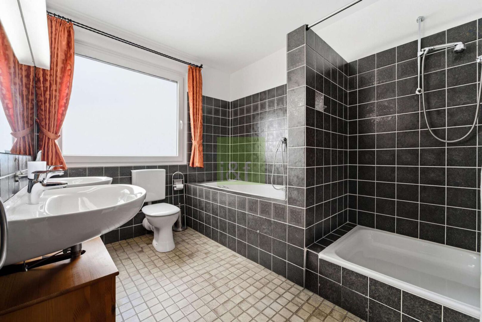 Erdgeschoss - Badezimmer