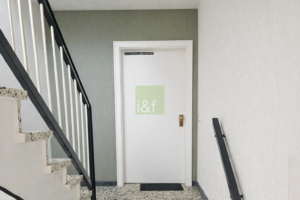 Treppenhaus und Wohnungseingangstür