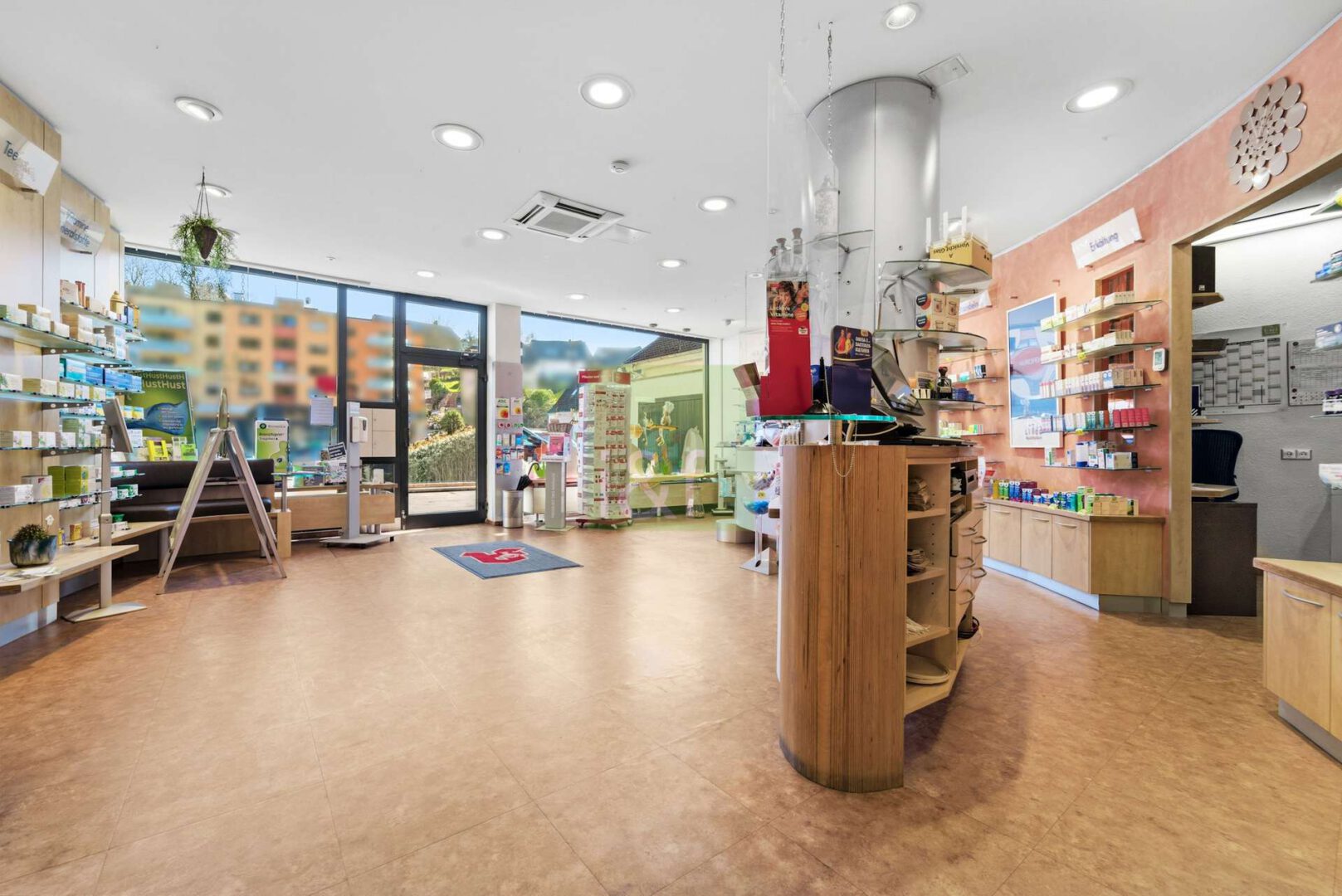 Apotheke - Blick zum Ausgang