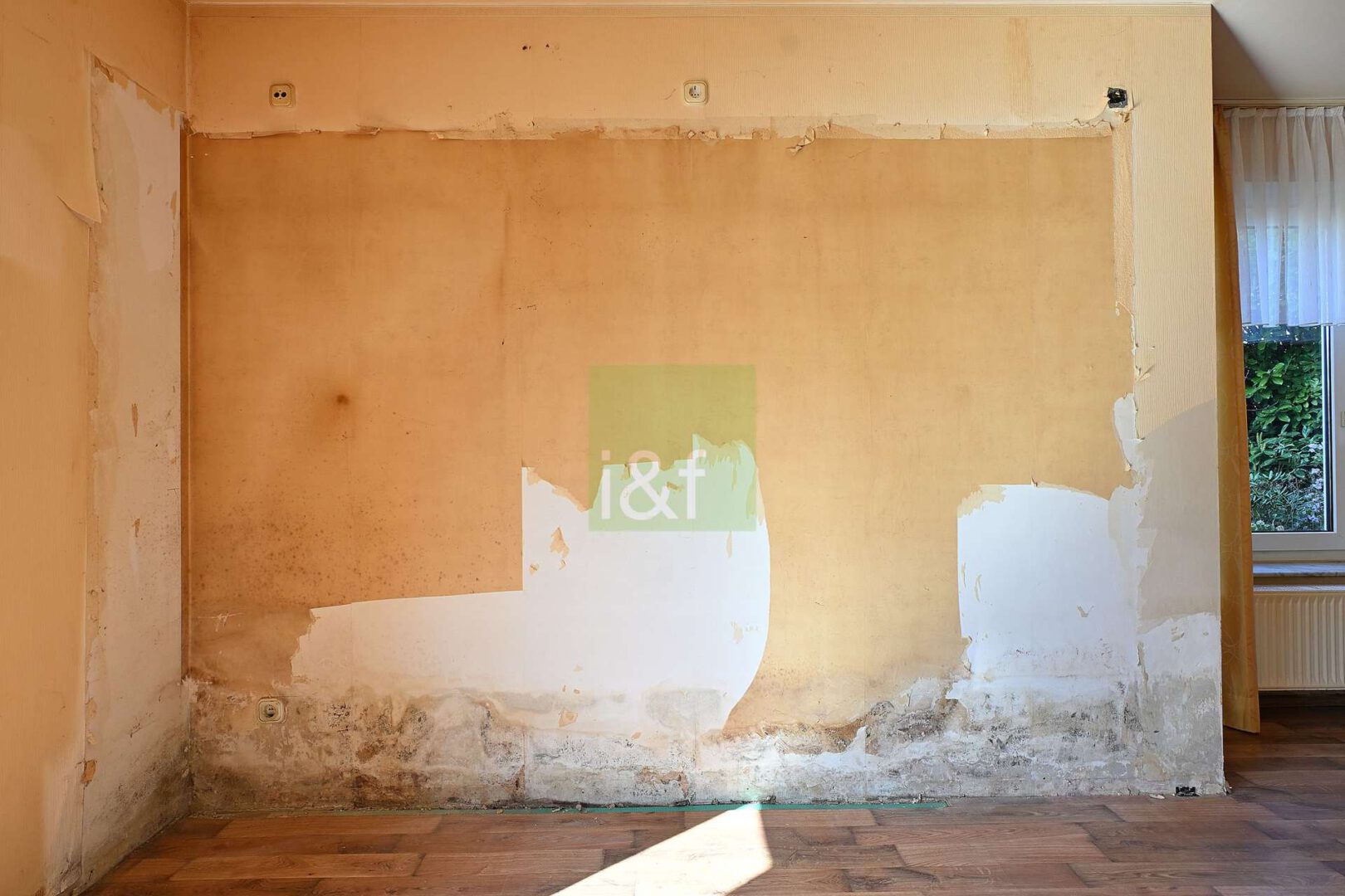 Erdgeschoss - Wohnzimmer-Außenwand (siehe Ausstattung)