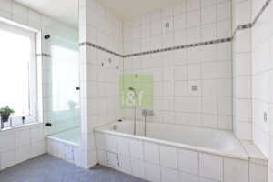 Obergeschoss - Dusche und Badewanne