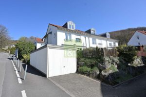 Straßen-Rückansicht nebst Garage