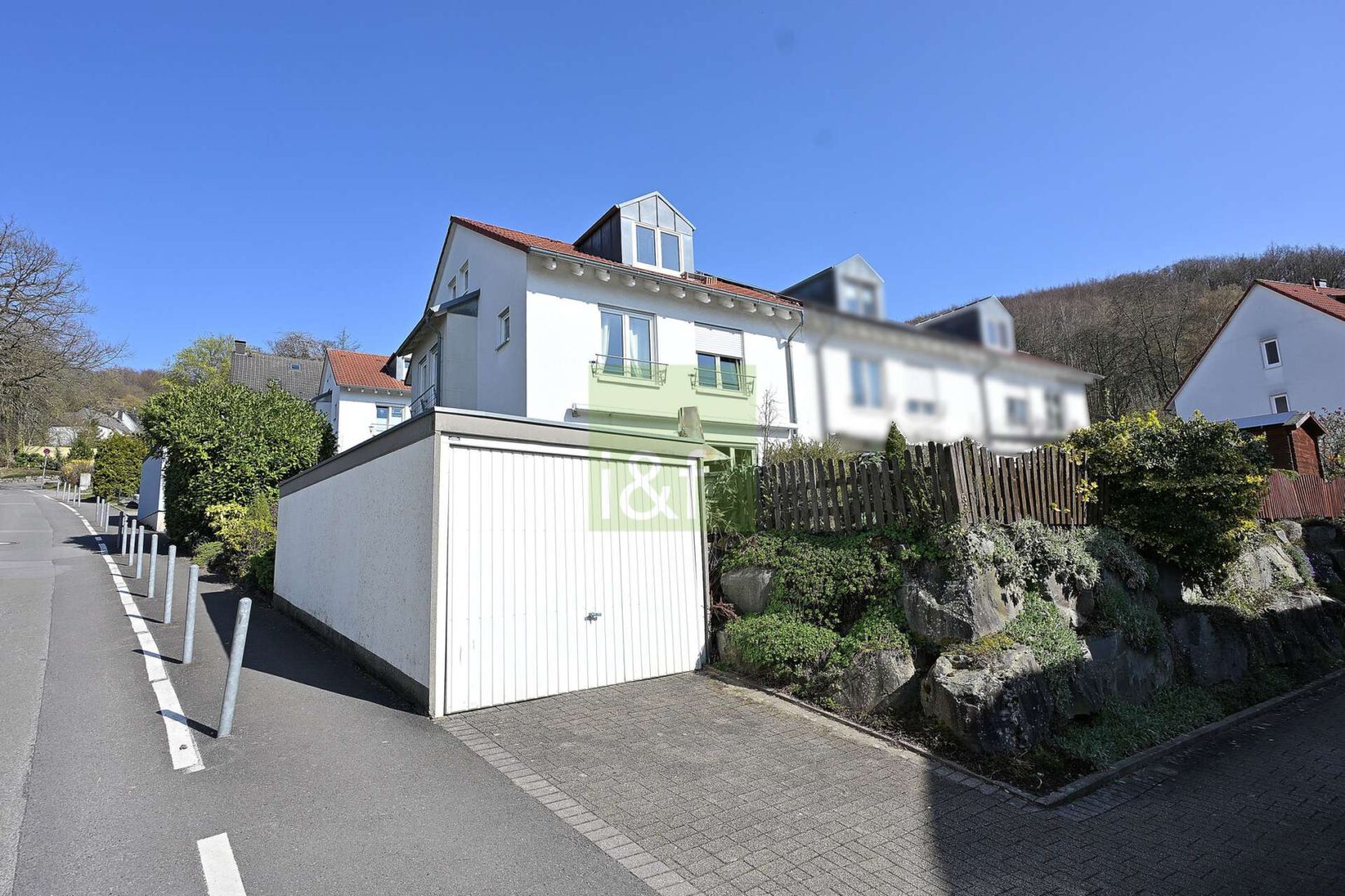 Straßen-Rückansicht nebst Garage