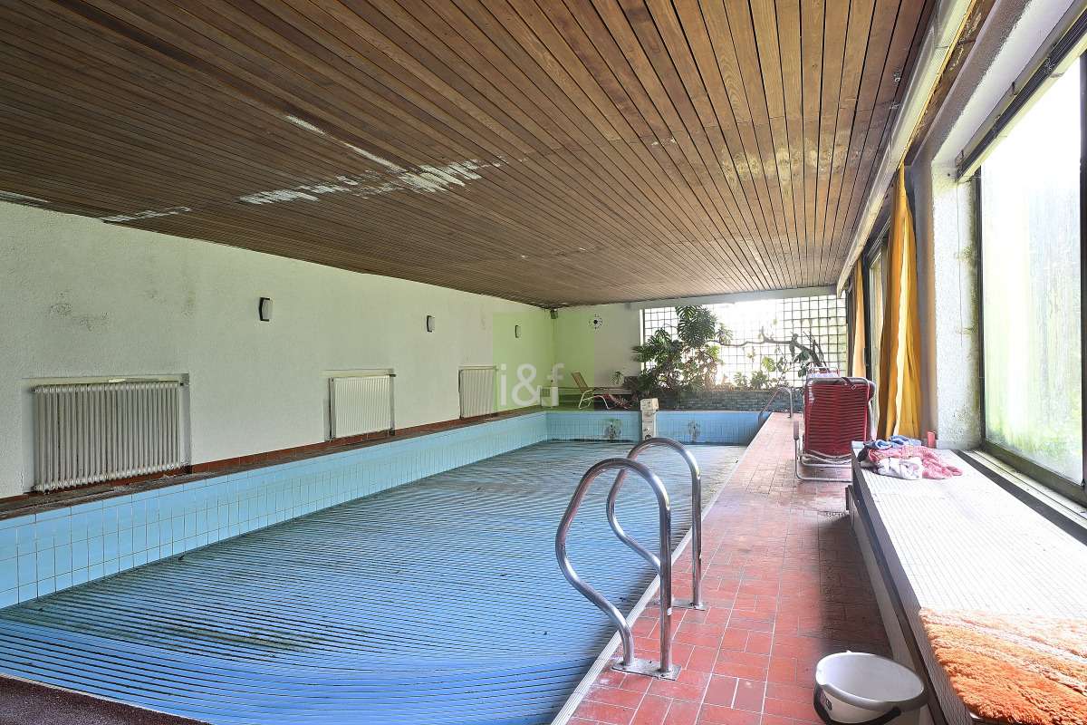 Schwimmbad - Blick 1